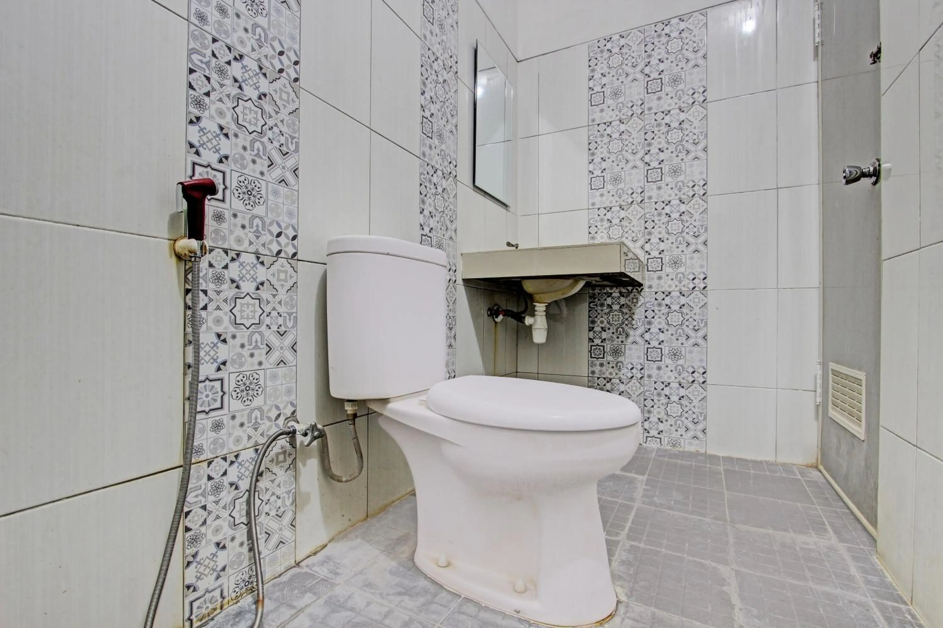 Bathroom in Super OYO Capital O 93240 Candra Dewi Hotel