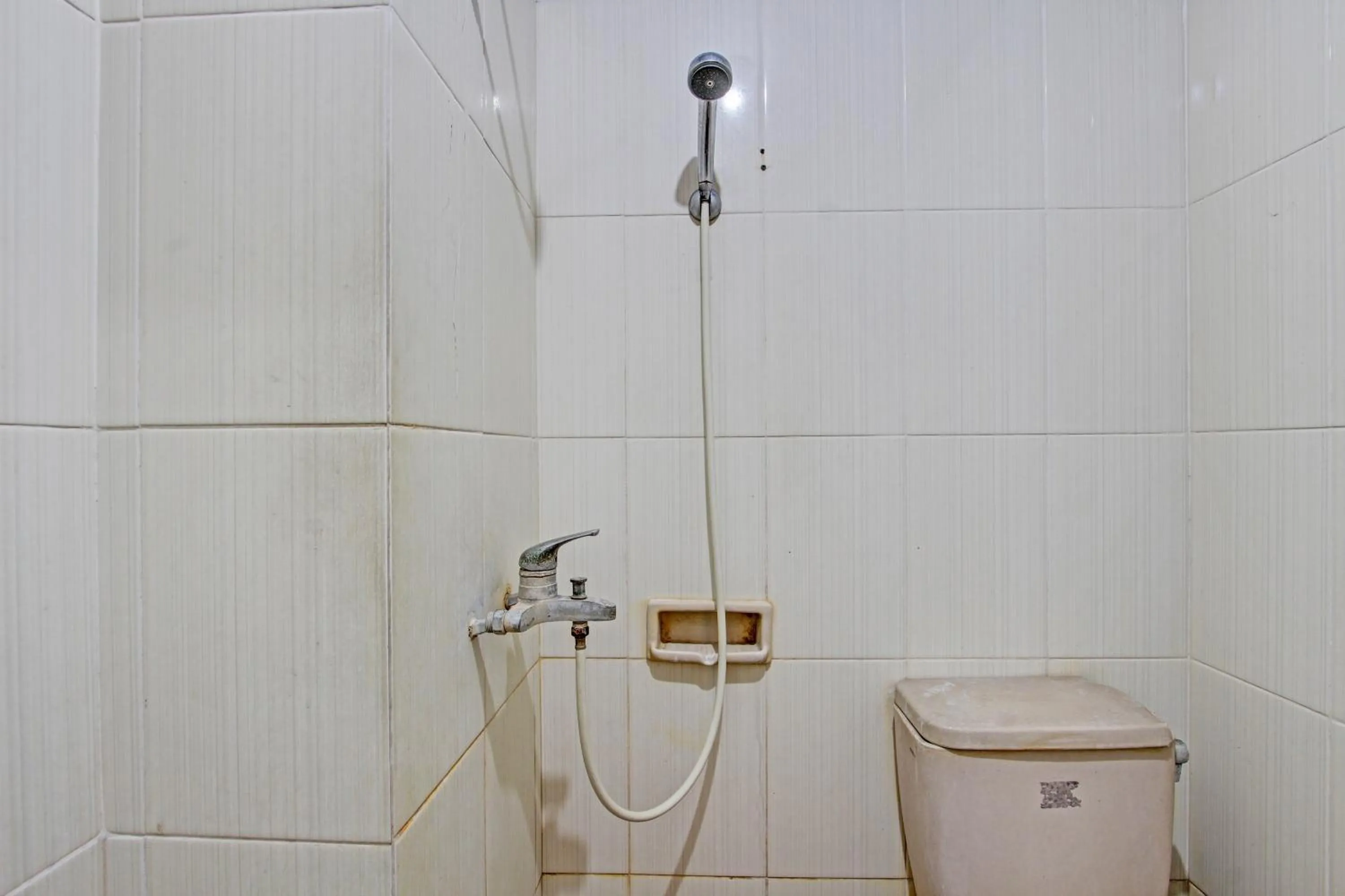 Bathroom in Super OYO Capital O 93240 Candra Dewi Hotel