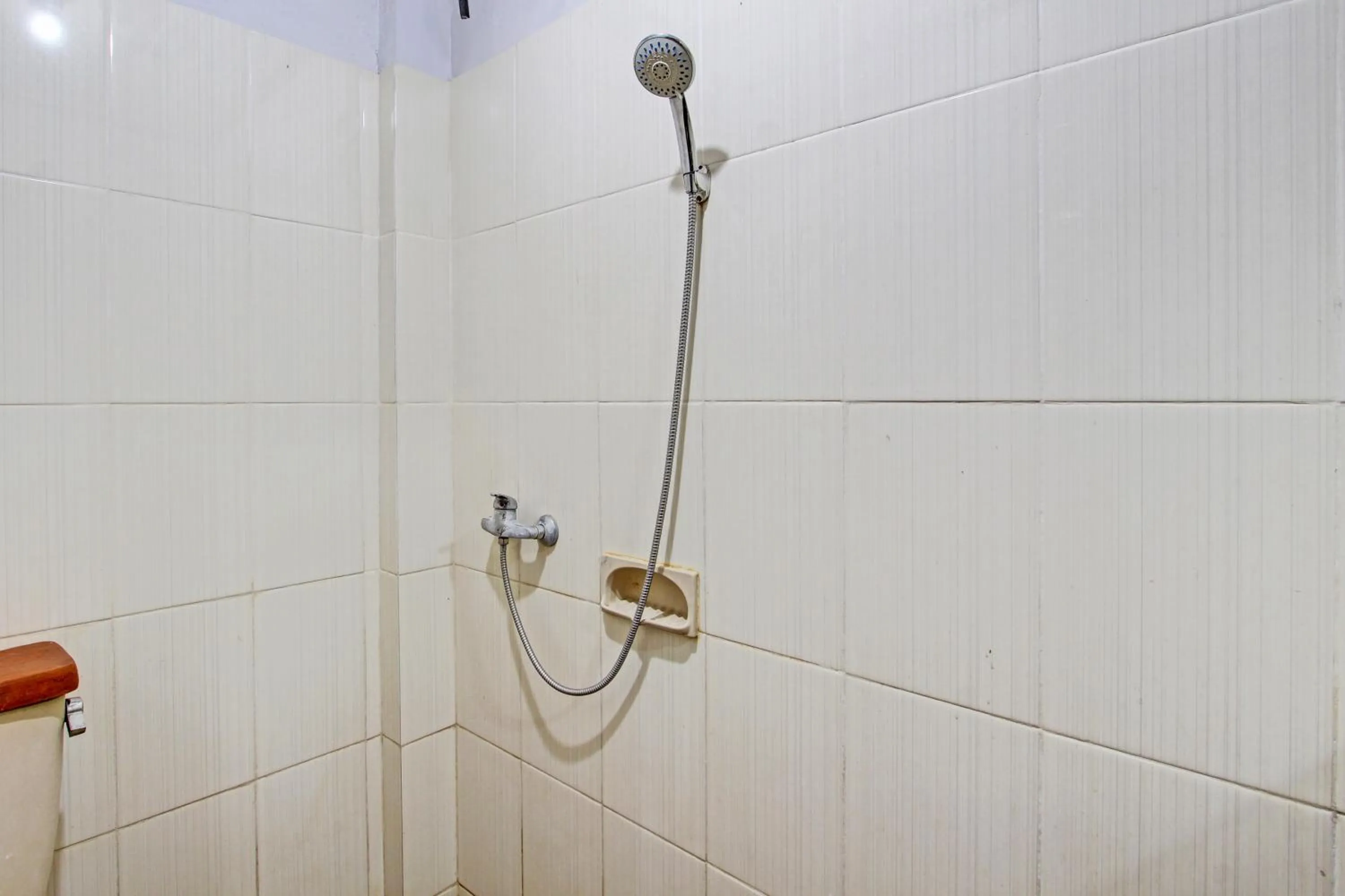 Bathroom in Super OYO Capital O 93240 Candra Dewi Hotel