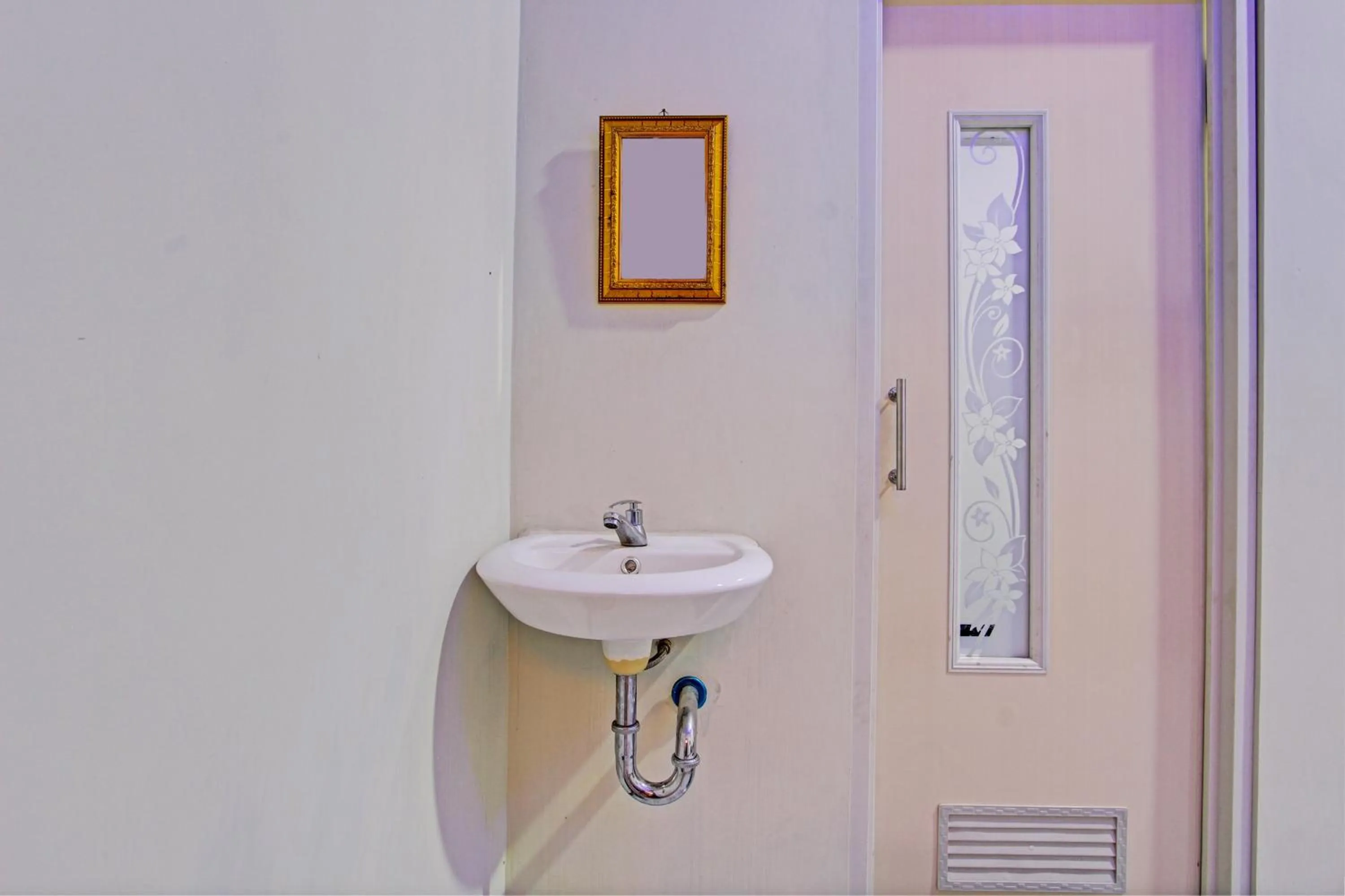 Bathroom in Capital O 93244 Angkasa Inn