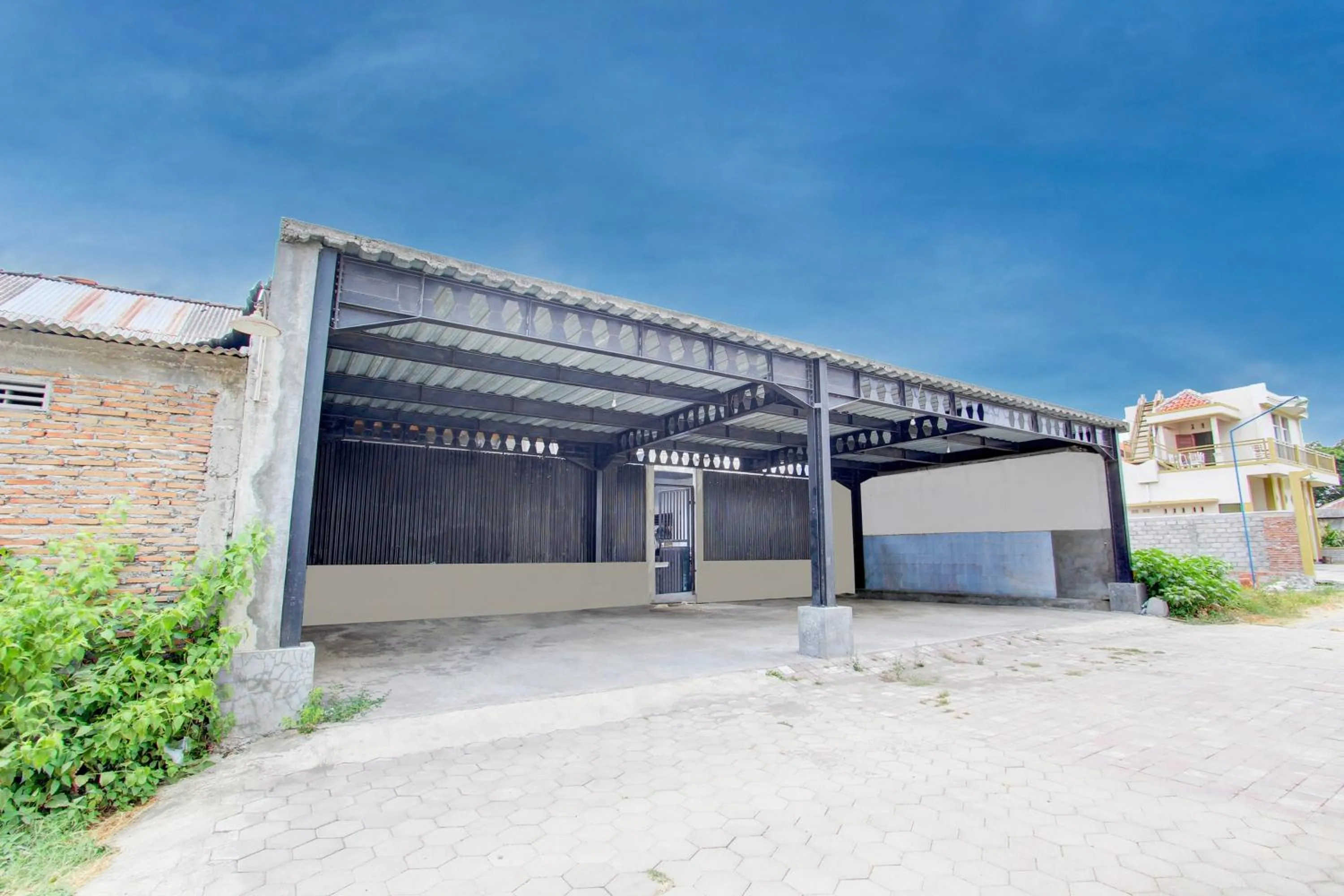 Facade/entrance in Hotel O Guest House Mulia Dua Syariah