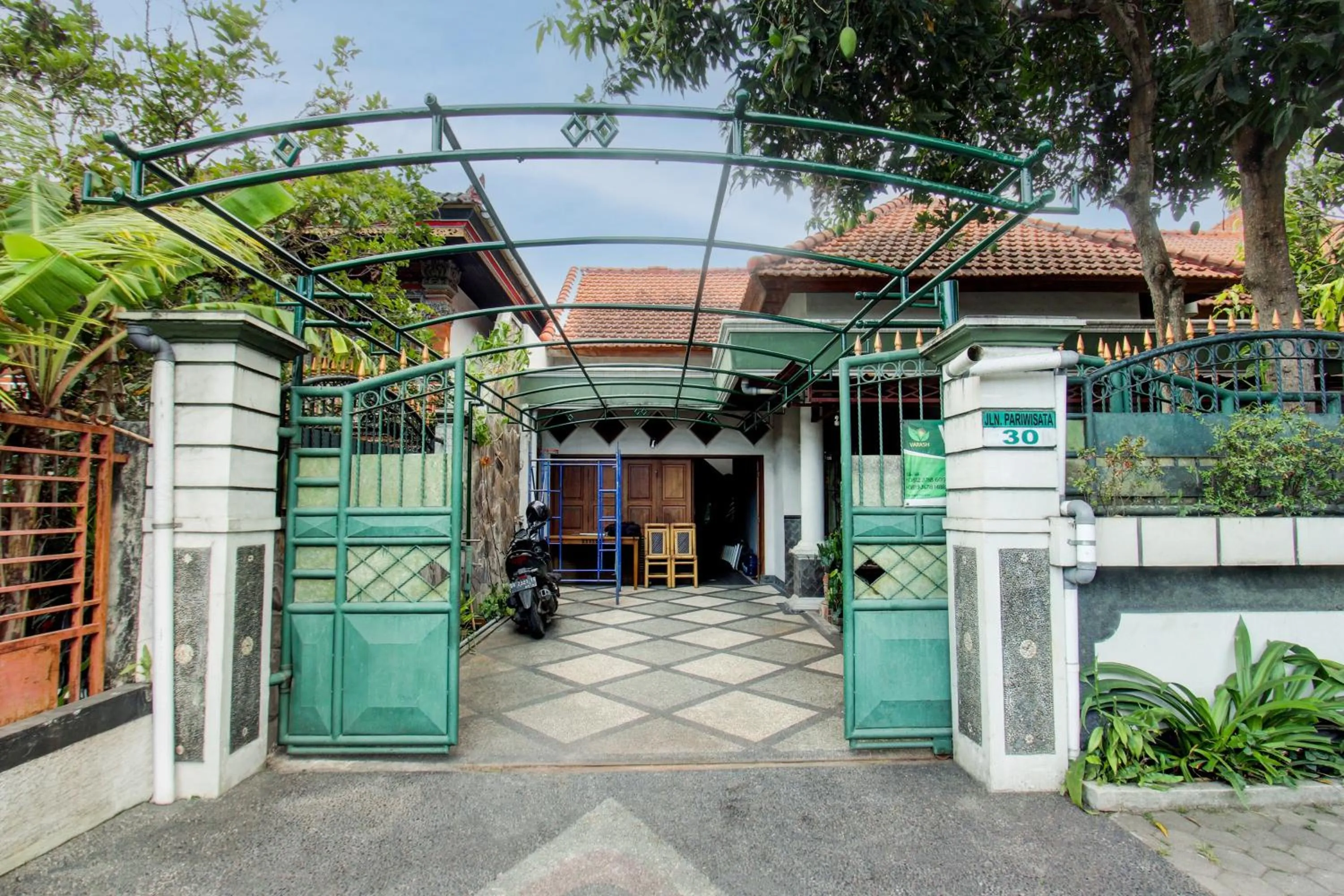 Facade/entrance in OYO Life 93247 Pondok Pariwisata