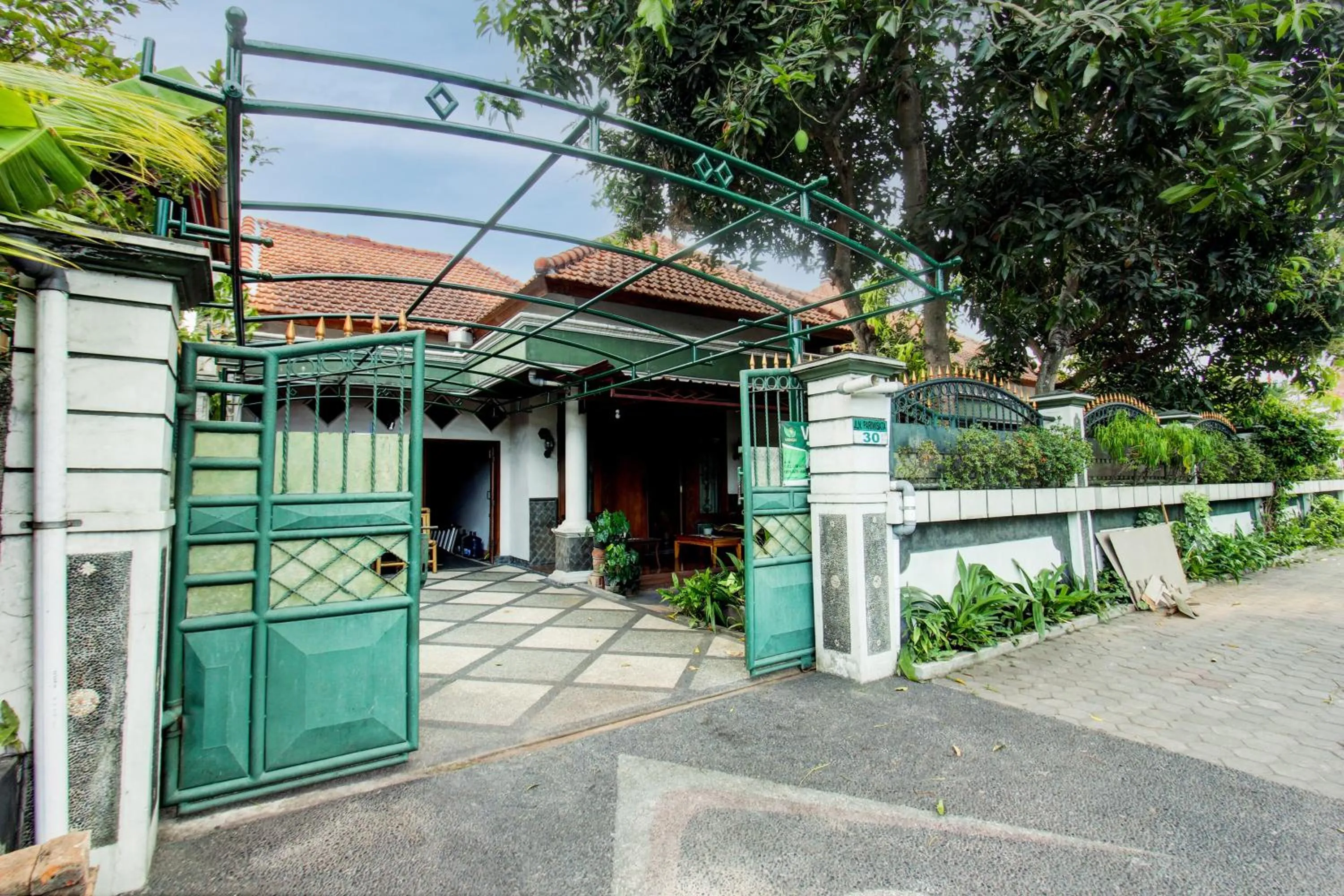 Facade/entrance in OYO Life 93247 Pondok Pariwisata