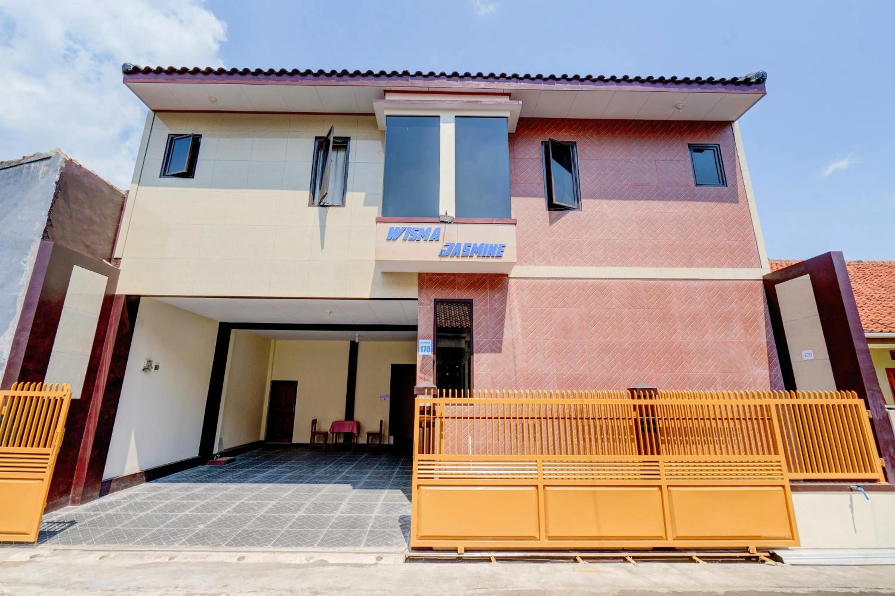 Facade/entrance in Hotel O Wisma Jasmine Syariah