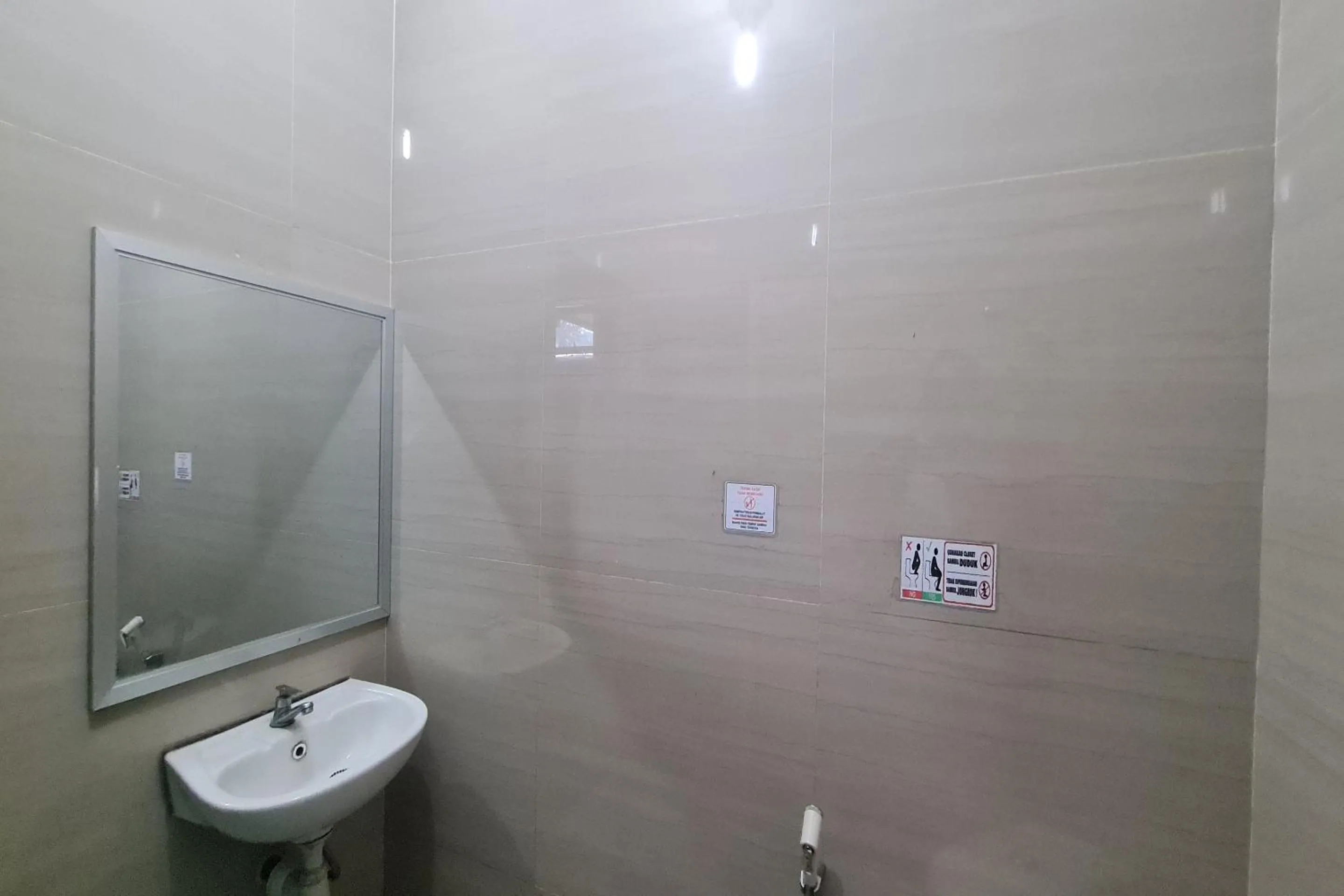 Bathroom in Capital O 93250 Hotel Tirta Kencana 2 Baturaden