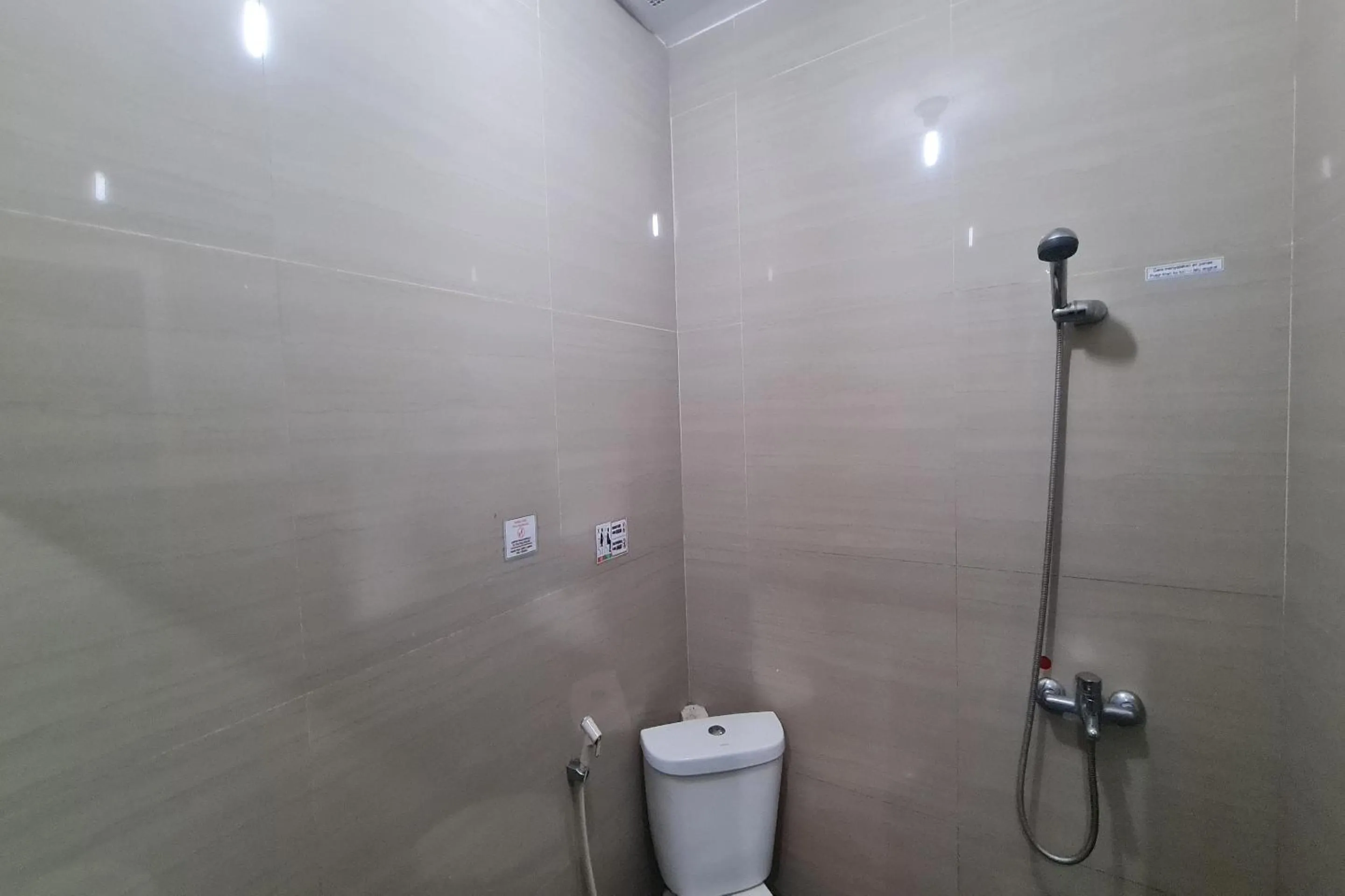 Bathroom in Capital O 93250 Hotel Tirta Kencana 2 Baturaden