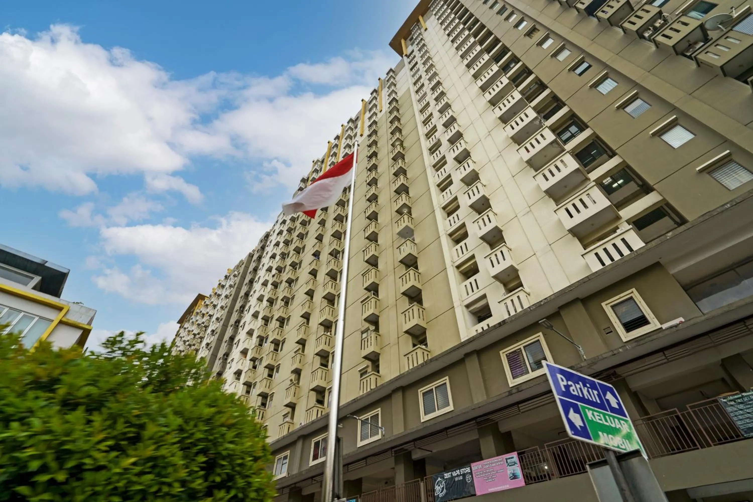 Facade/entrance in OYO Life 93251 Apartement Gateway Cicadas By Alugada