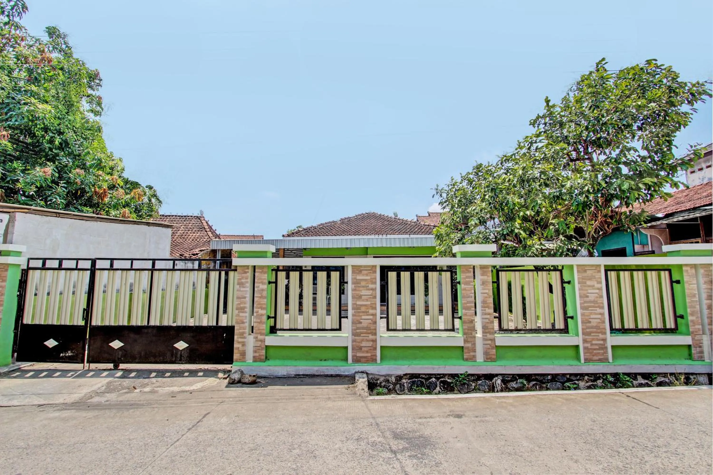 Facade/entrance in Hotel O Sengon Kostel Syariah