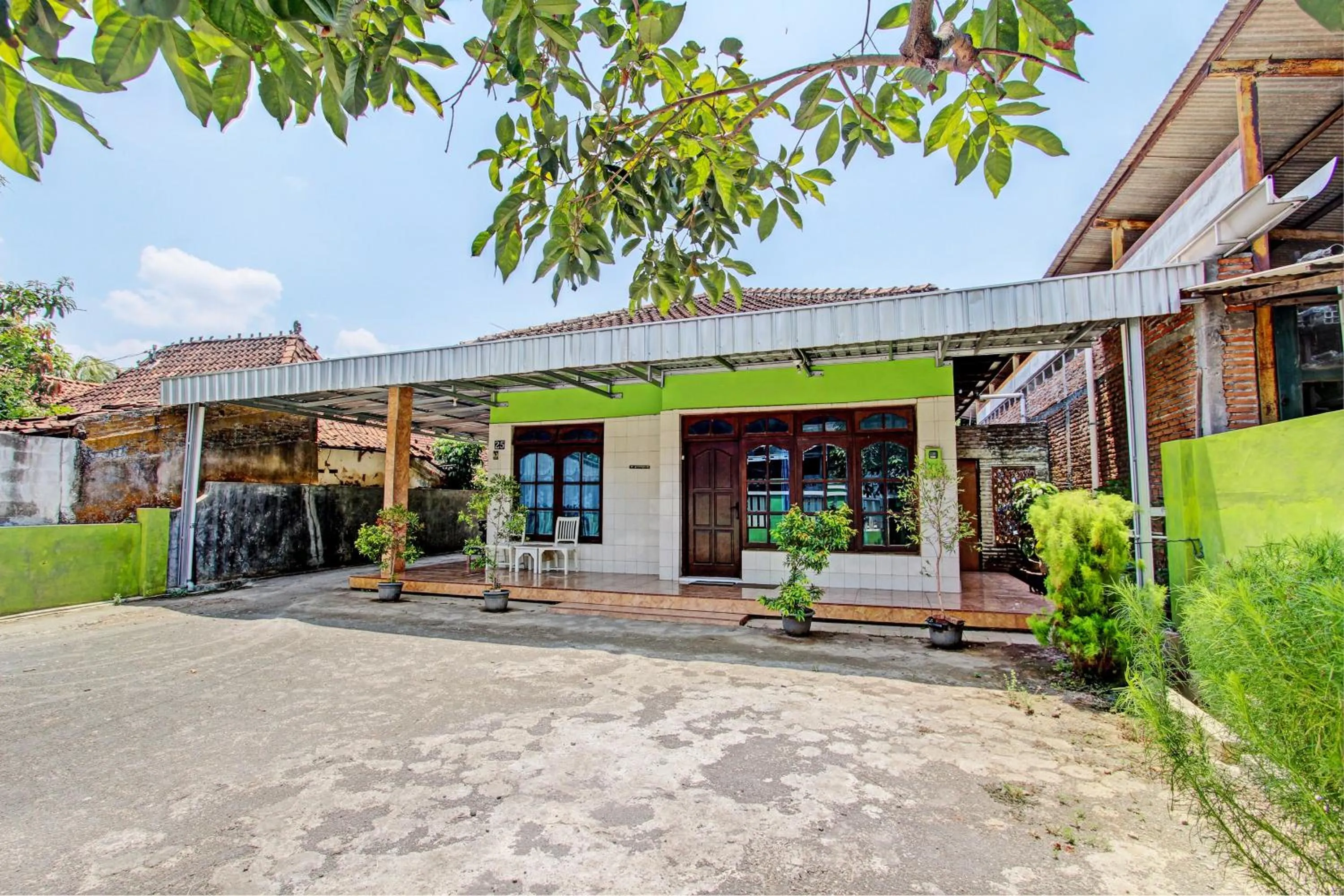 Facade/entrance in Hotel O Sengon Kostel Syariah