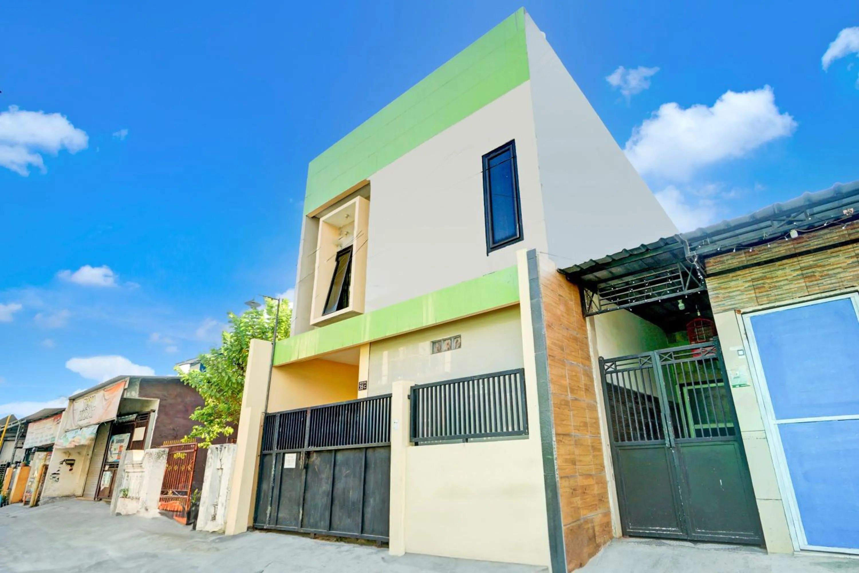 Facade/entrance in OYO Life 93290 Homestay Betro Syariah