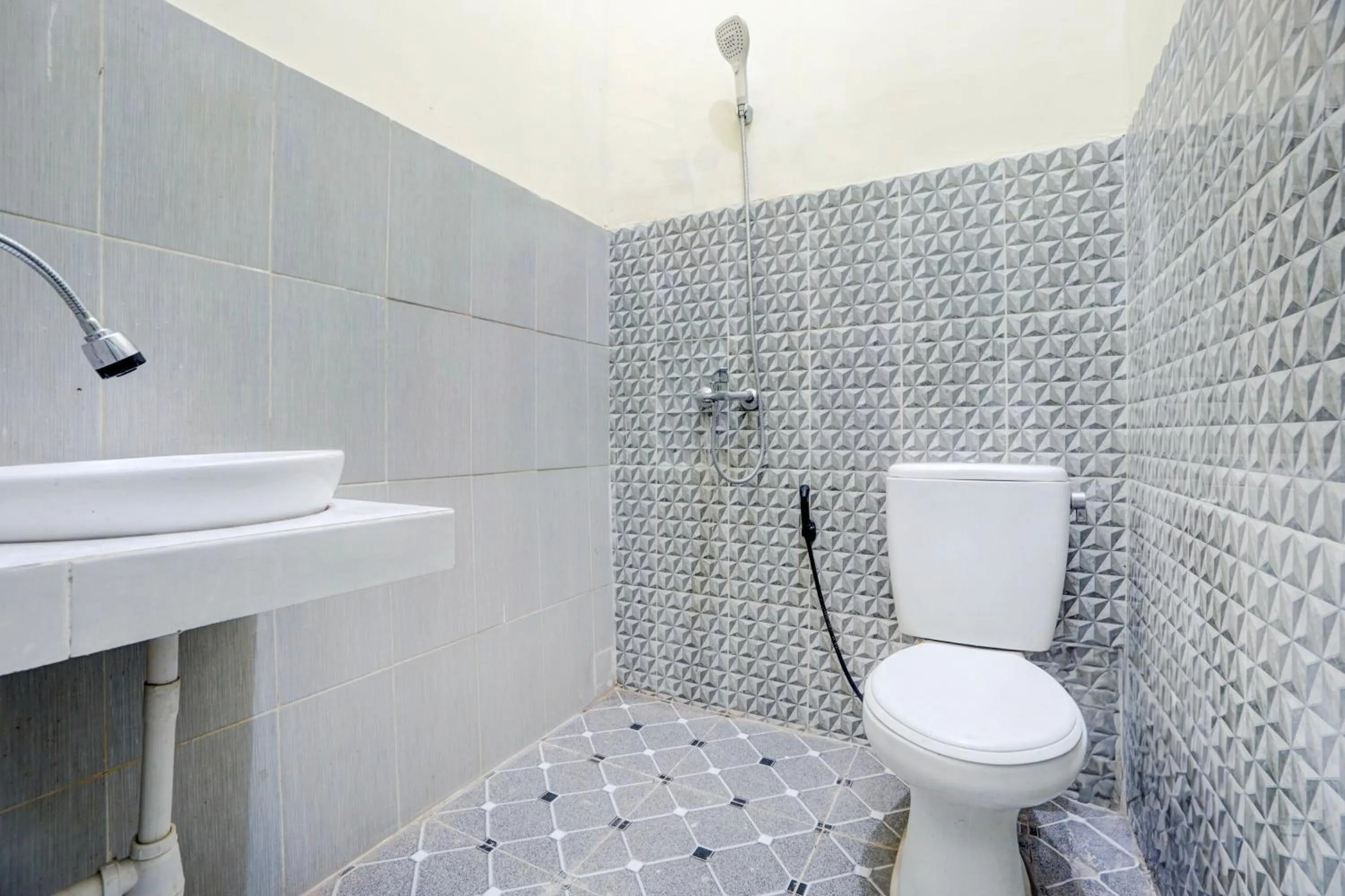 Bathroom in OYO Life 93290 Homestay Betro Syariah