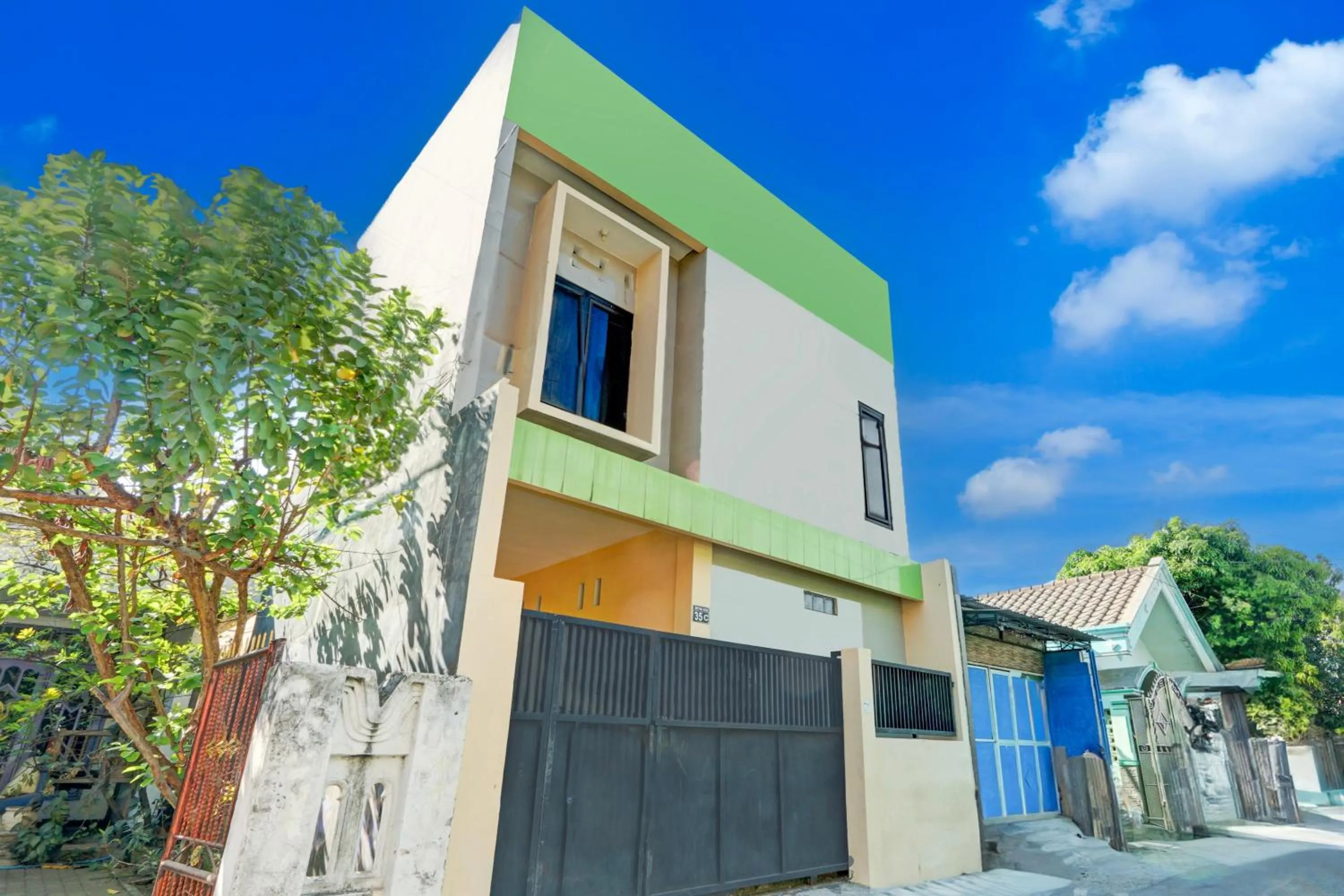 Facade/entrance in OYO Life 93290 Homestay Betro Syariah