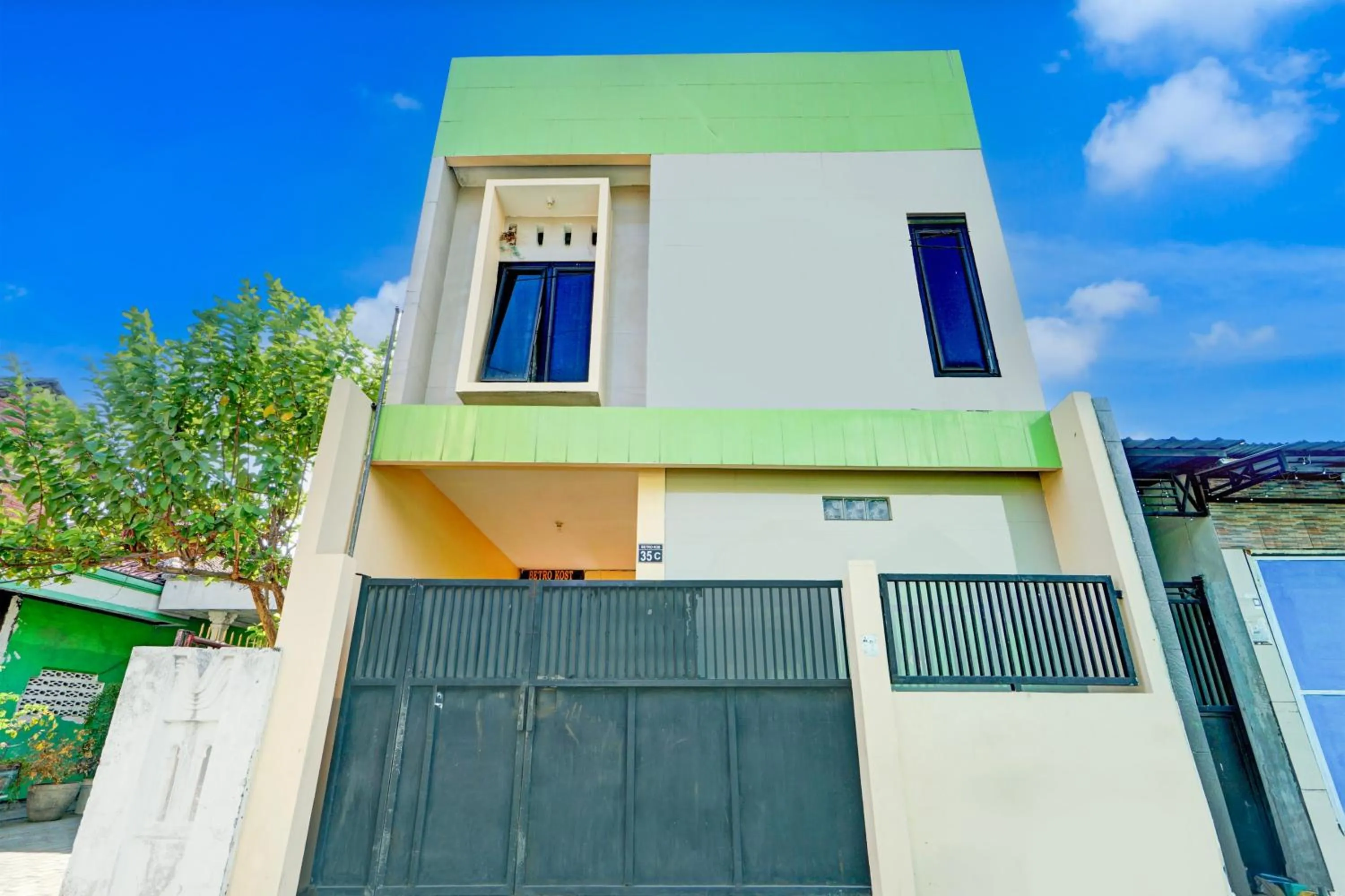 Facade/entrance in OYO Life 93290 Homestay Betro Syariah