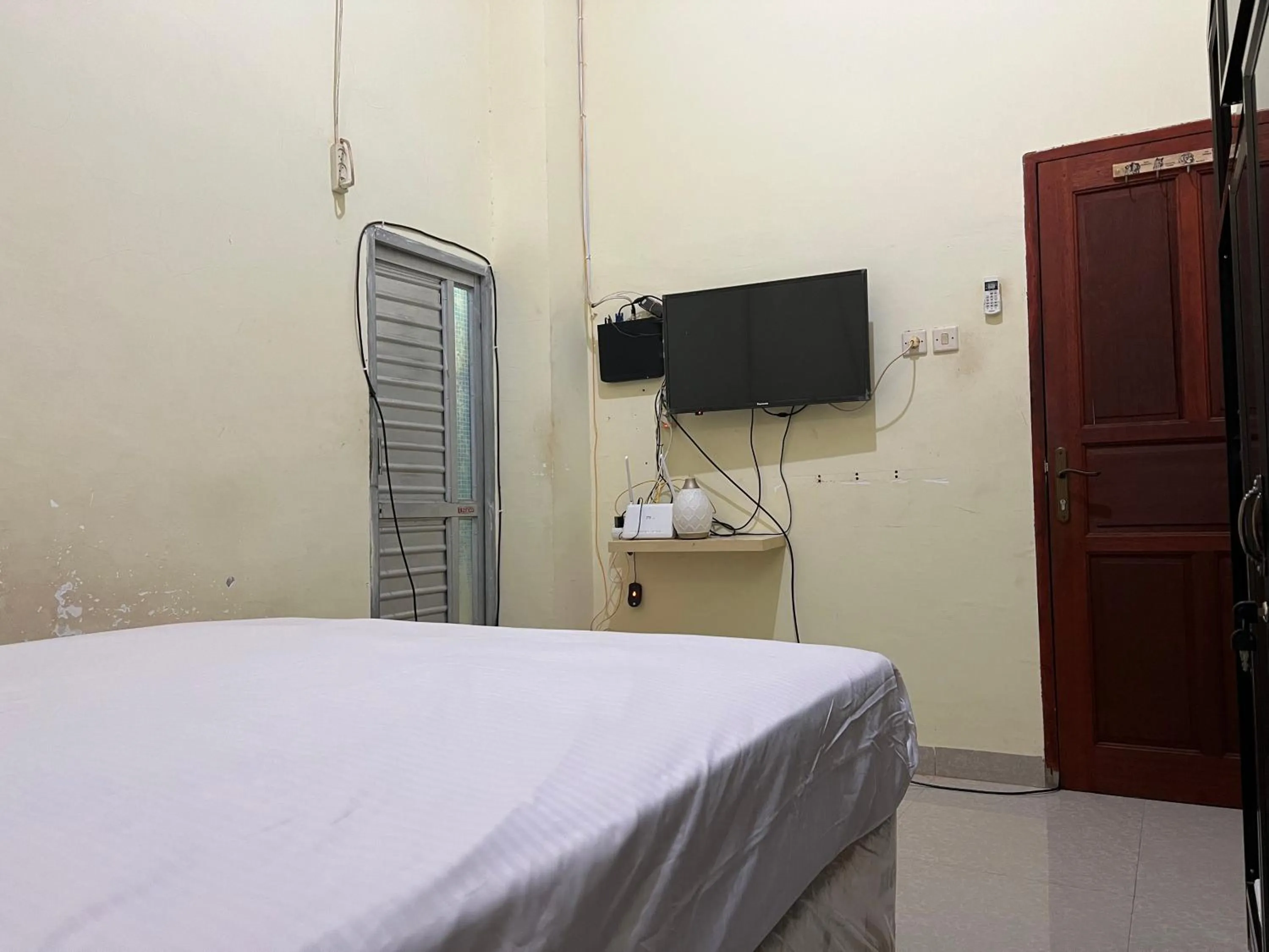 Bedroom, Bed in Hotel O Mely Homestay