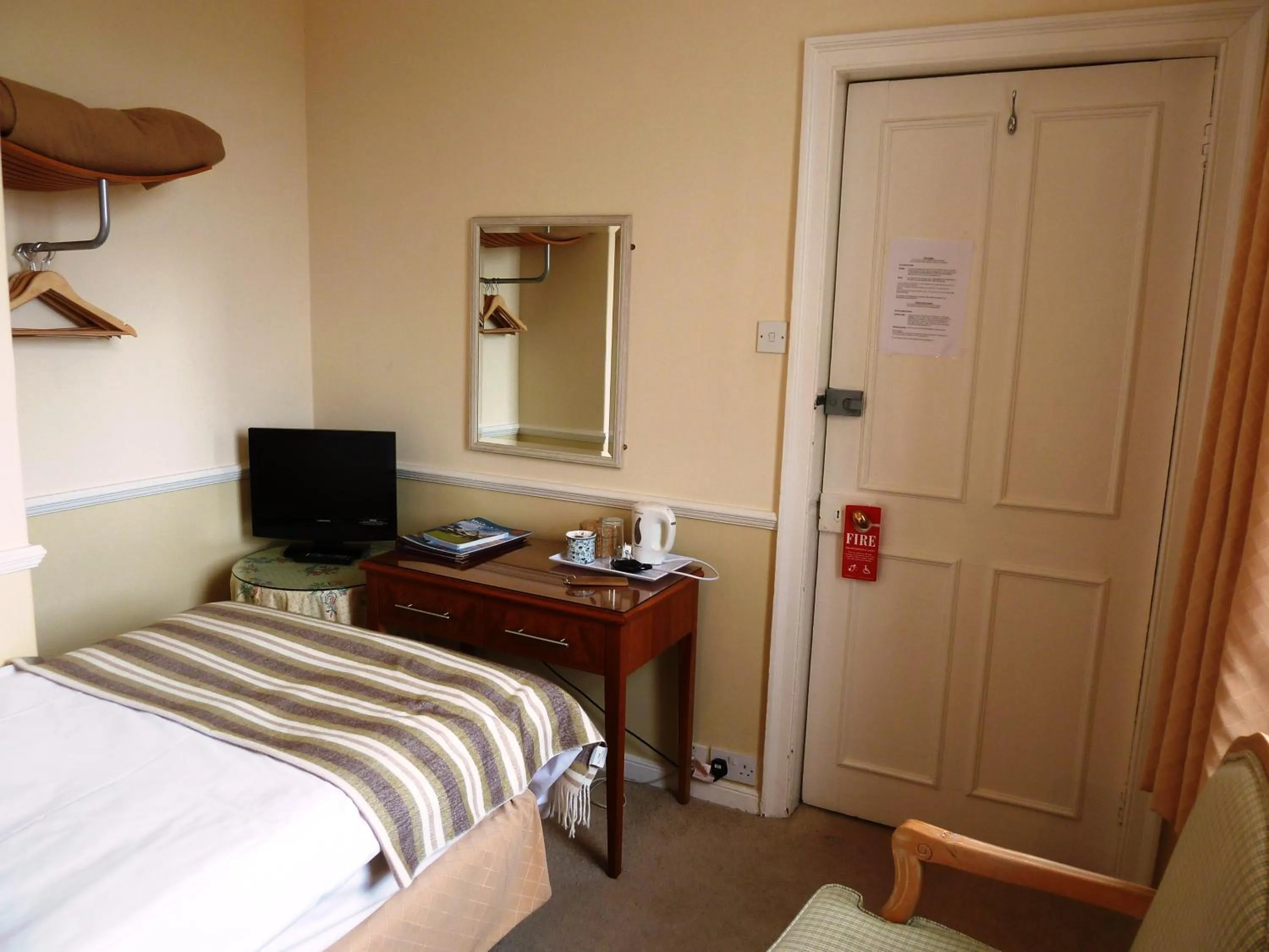 Photo of the whole room, Bed in Worsley Arms Hotel