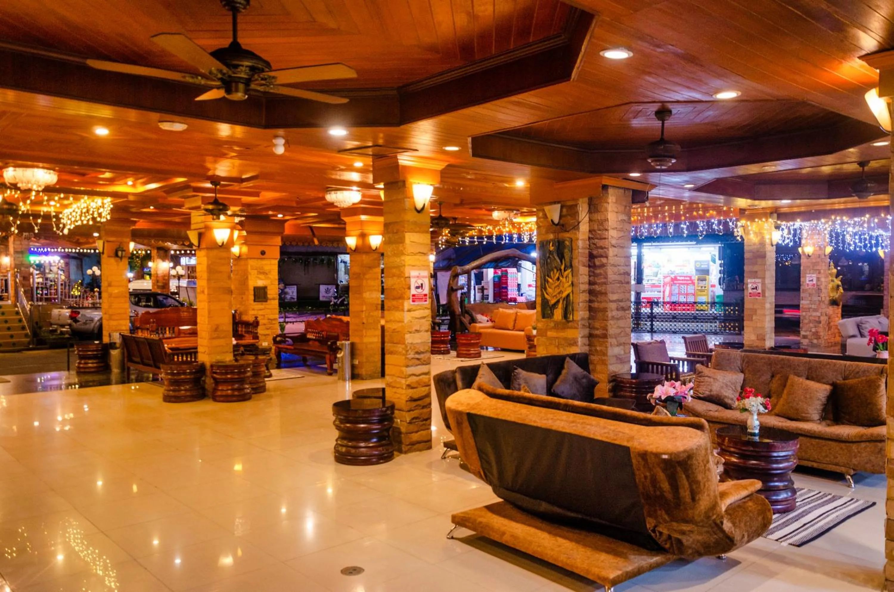 Restaurant/places to eat in Diva Patong Hotel