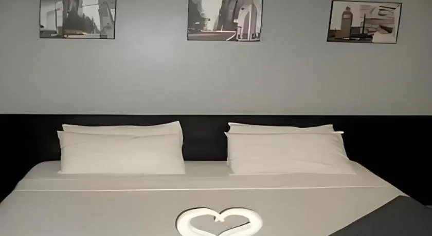 Bed in Richmond Plaza Hotel