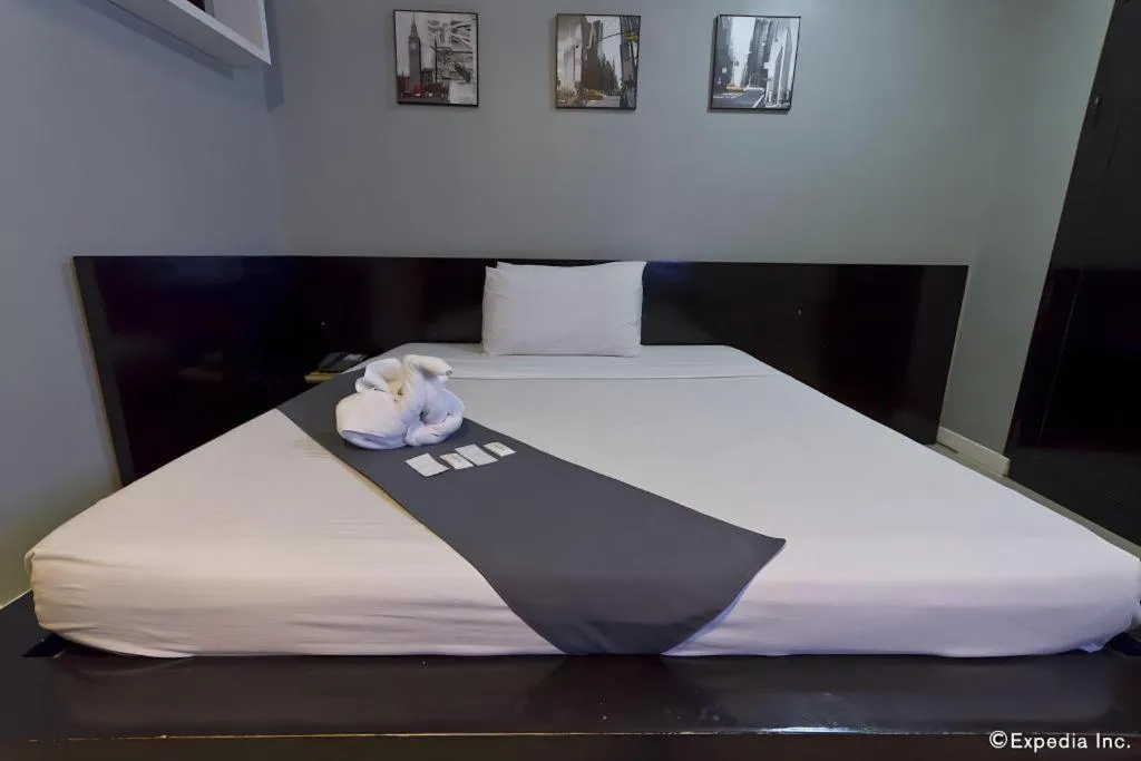 Bed in Richmond Plaza Hotel