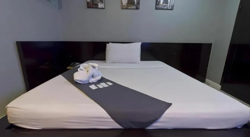 Bed in Richmond Plaza Hotel