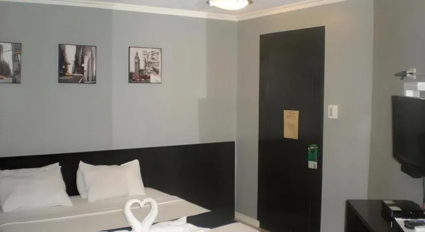 Bed in Richmond Plaza Hotel