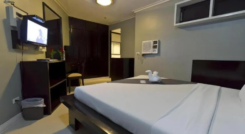 Bed in Richmond Plaza Hotel