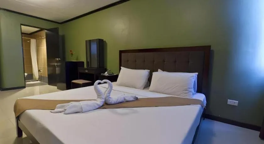 Bed in Richmond Plaza Hotel