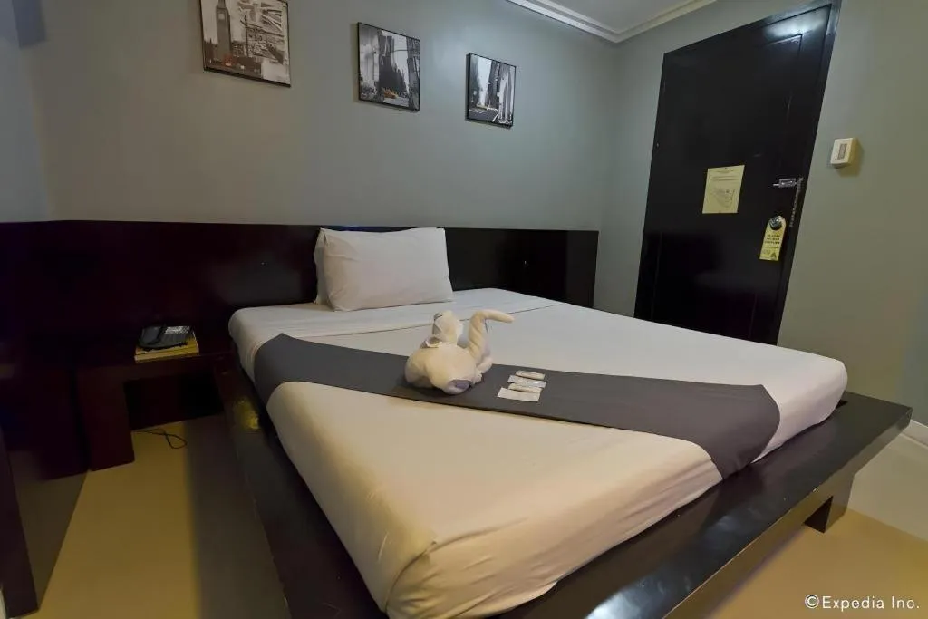 Bed in Richmond Plaza Hotel