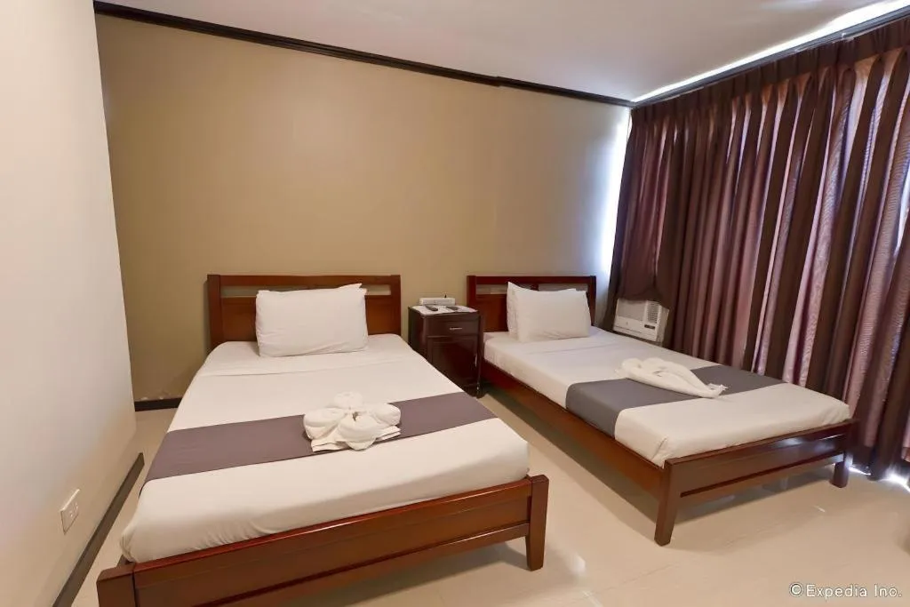 Bed in Richmond Plaza Hotel