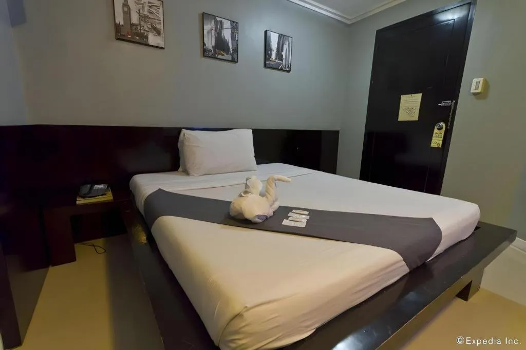 Bed in Richmond Plaza Hotel