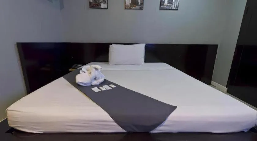 Bed in Richmond Plaza Hotel