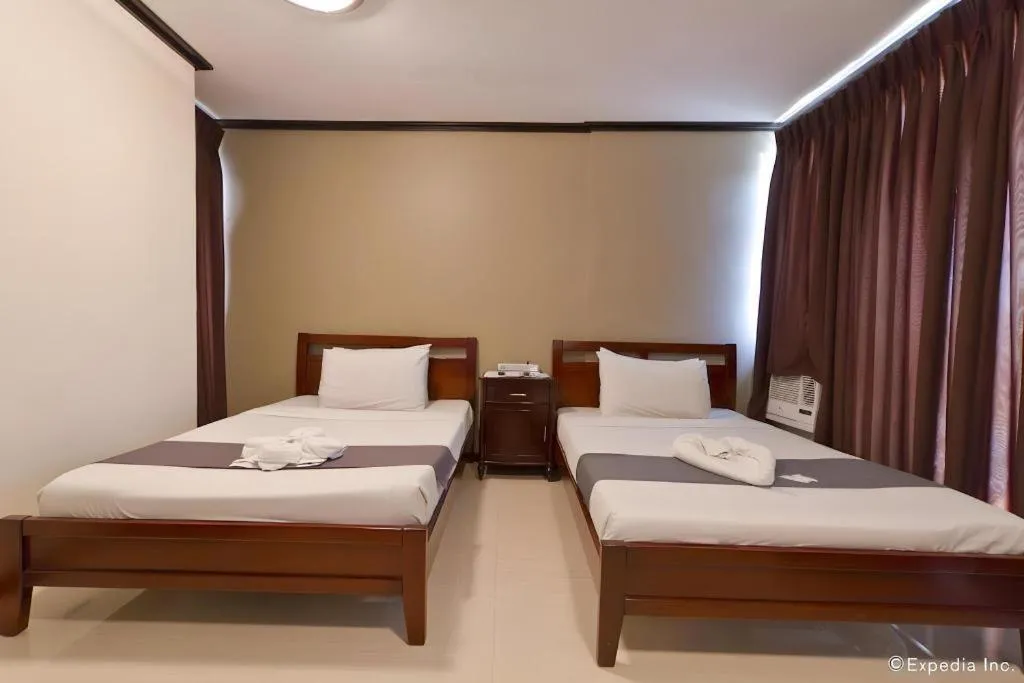 Bed in Richmond Plaza Hotel