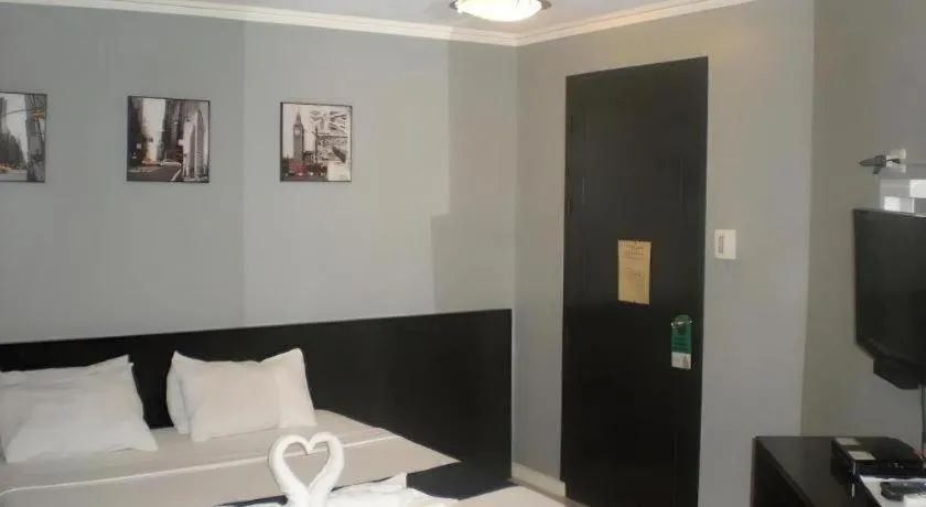 Bed in Richmond Plaza Hotel