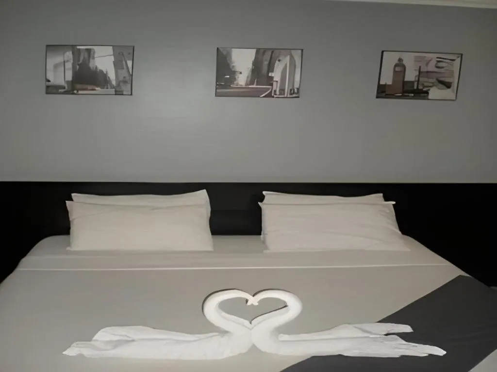 Bed in Richmond Plaza Hotel