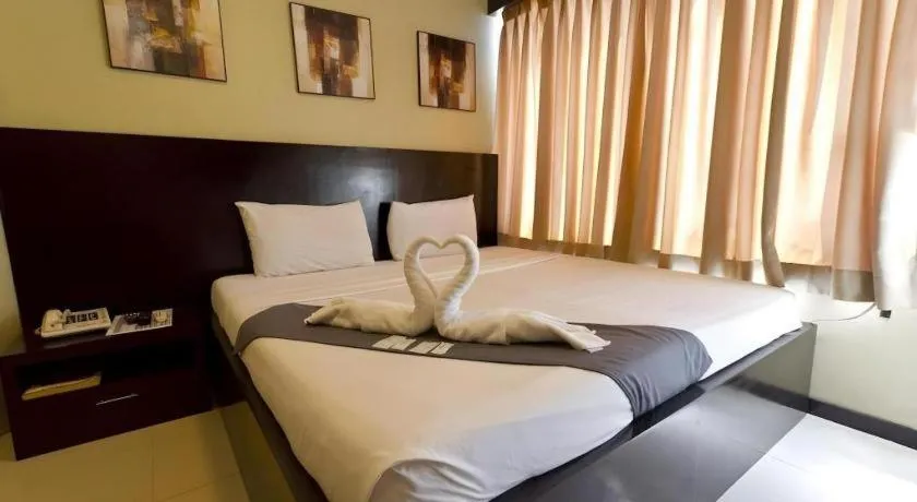 Bed in Richmond Plaza Hotel