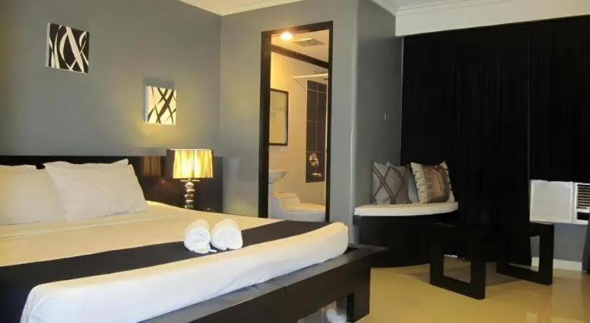 Bed in Richmond Plaza Hotel