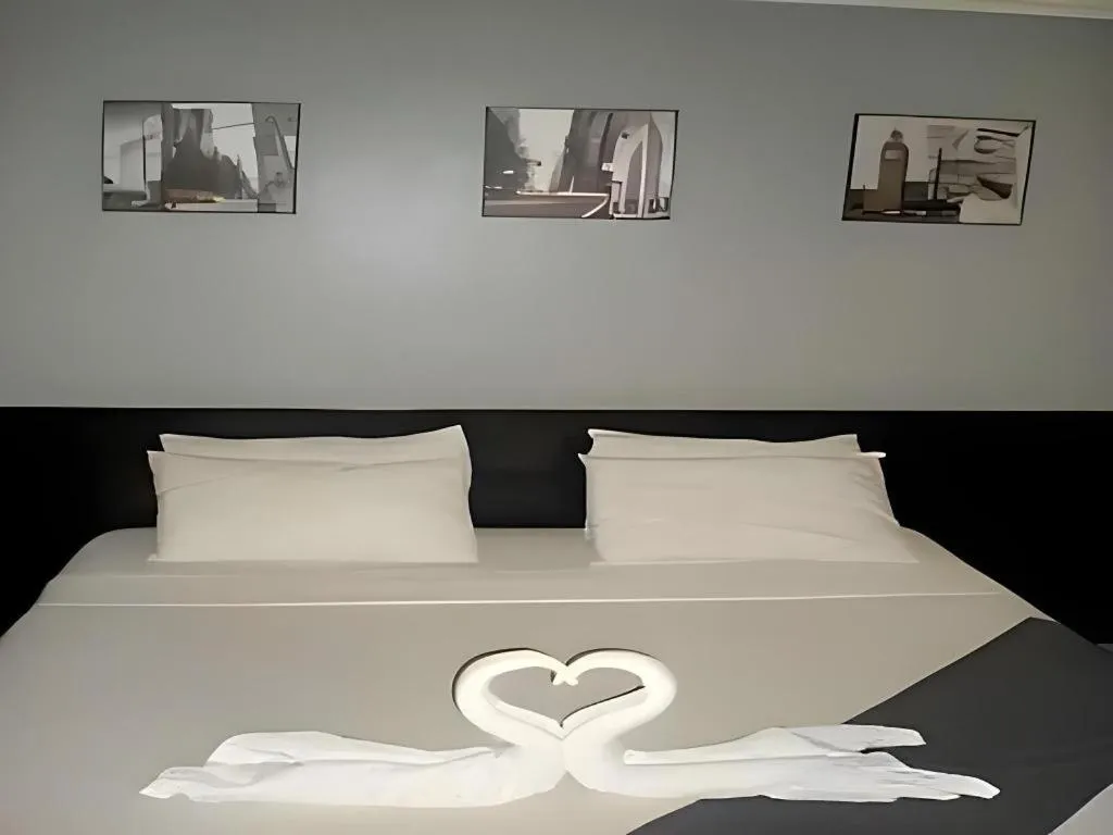 Bed in Richmond Plaza Hotel