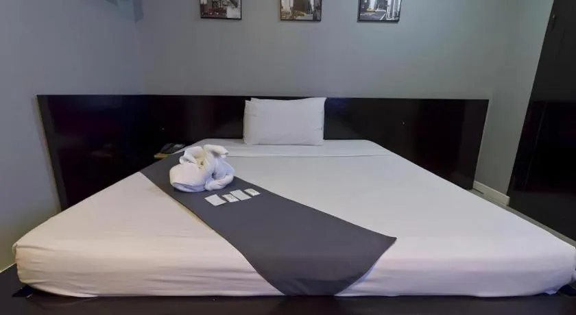 Bed in Richmond Plaza Hotel