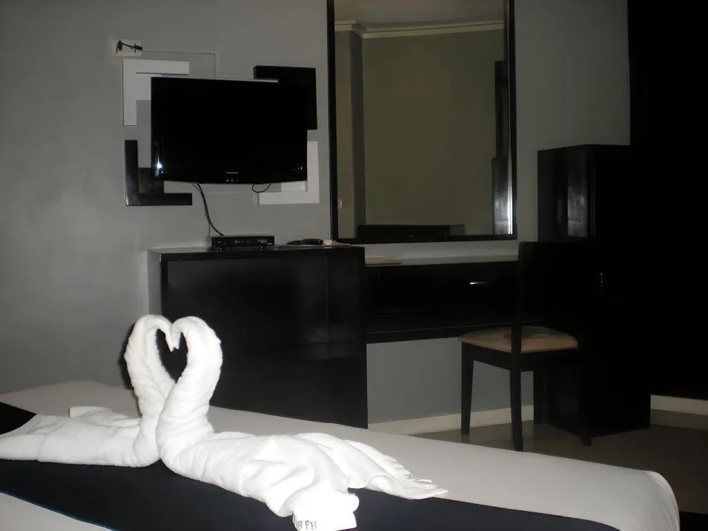 Bed in Richmond Plaza Hotel