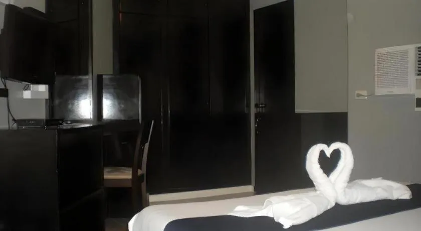 Bed in Richmond Plaza Hotel