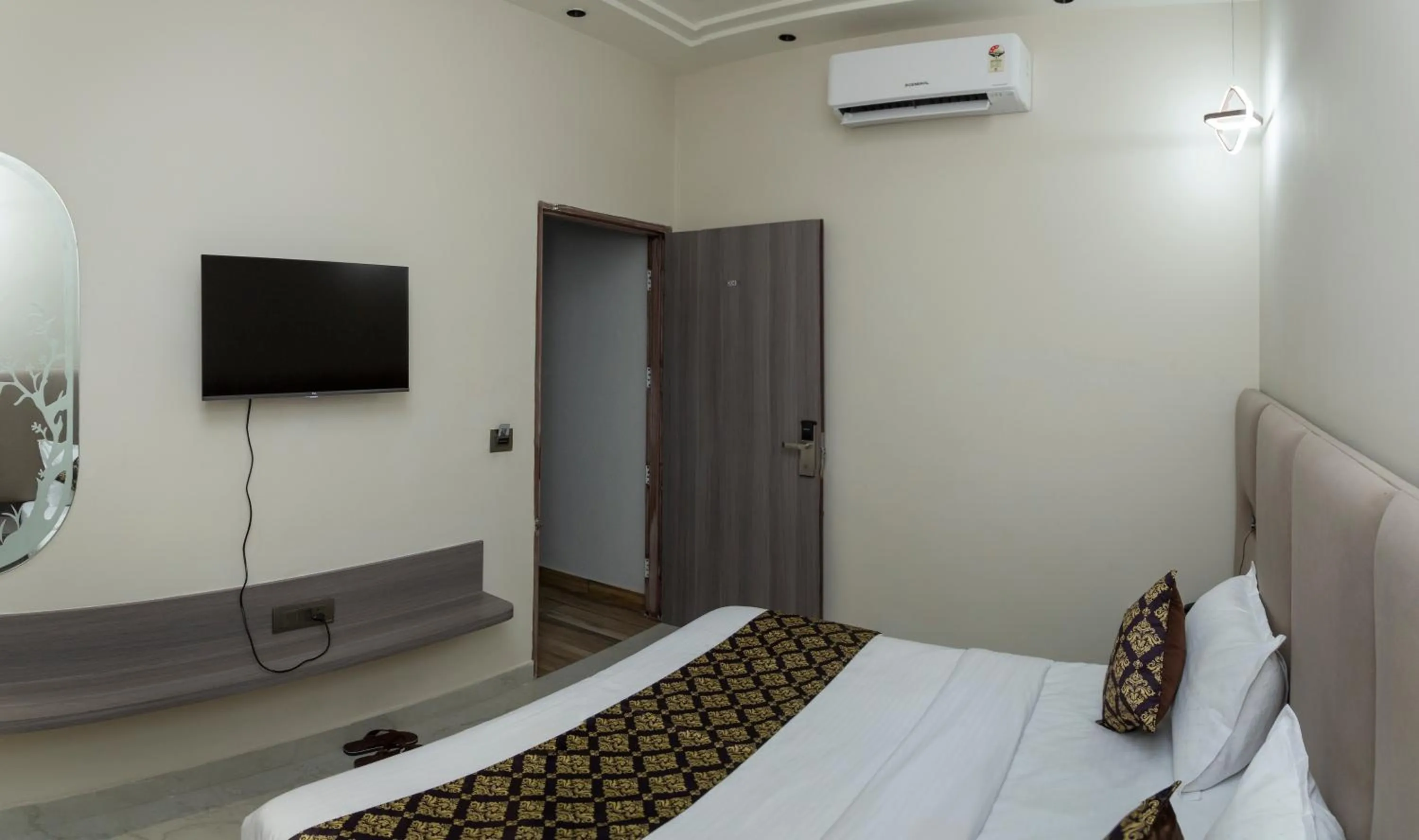 Bedroom, Bed in THE ORIN