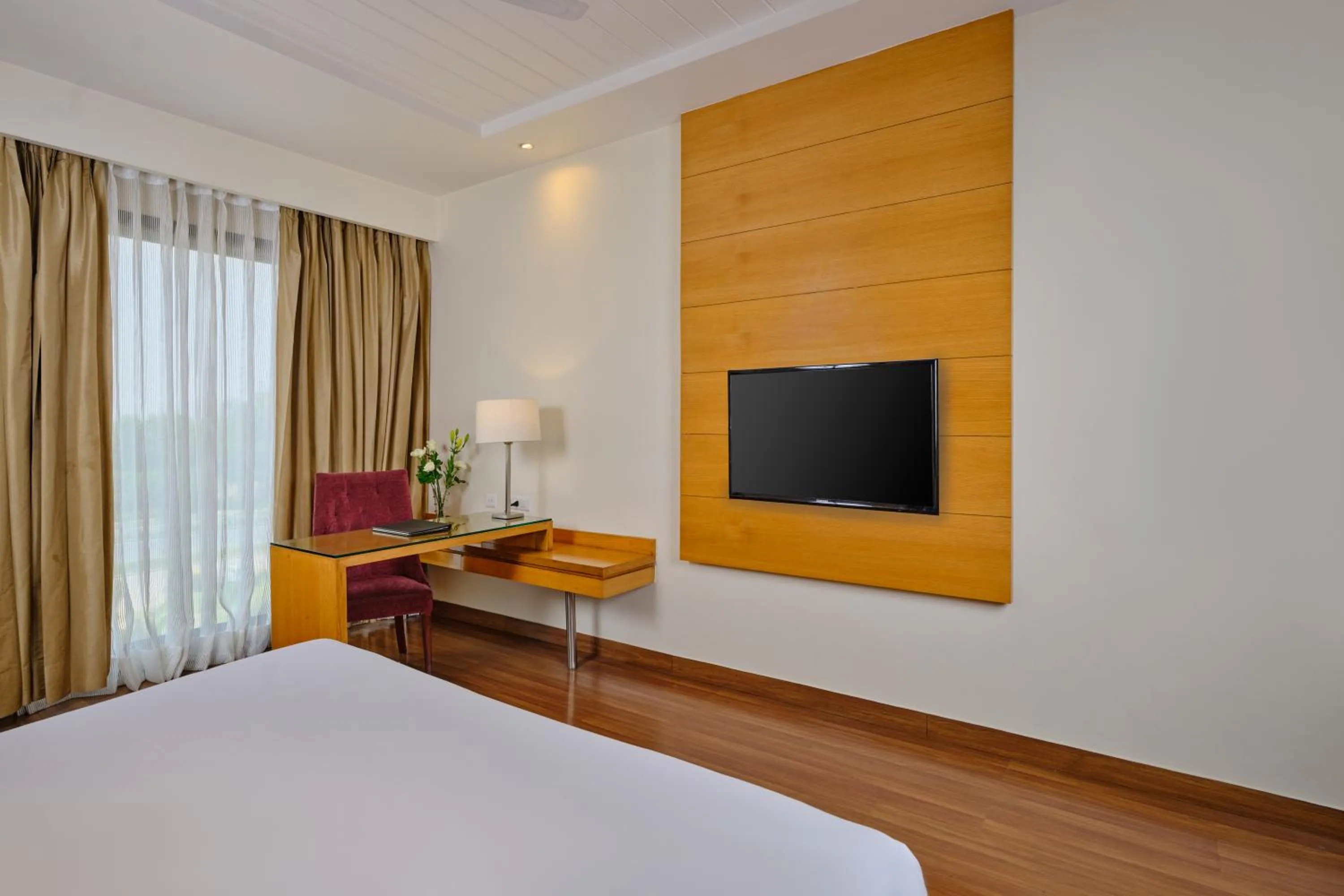 Bed in Best Western Country Woods Ambala