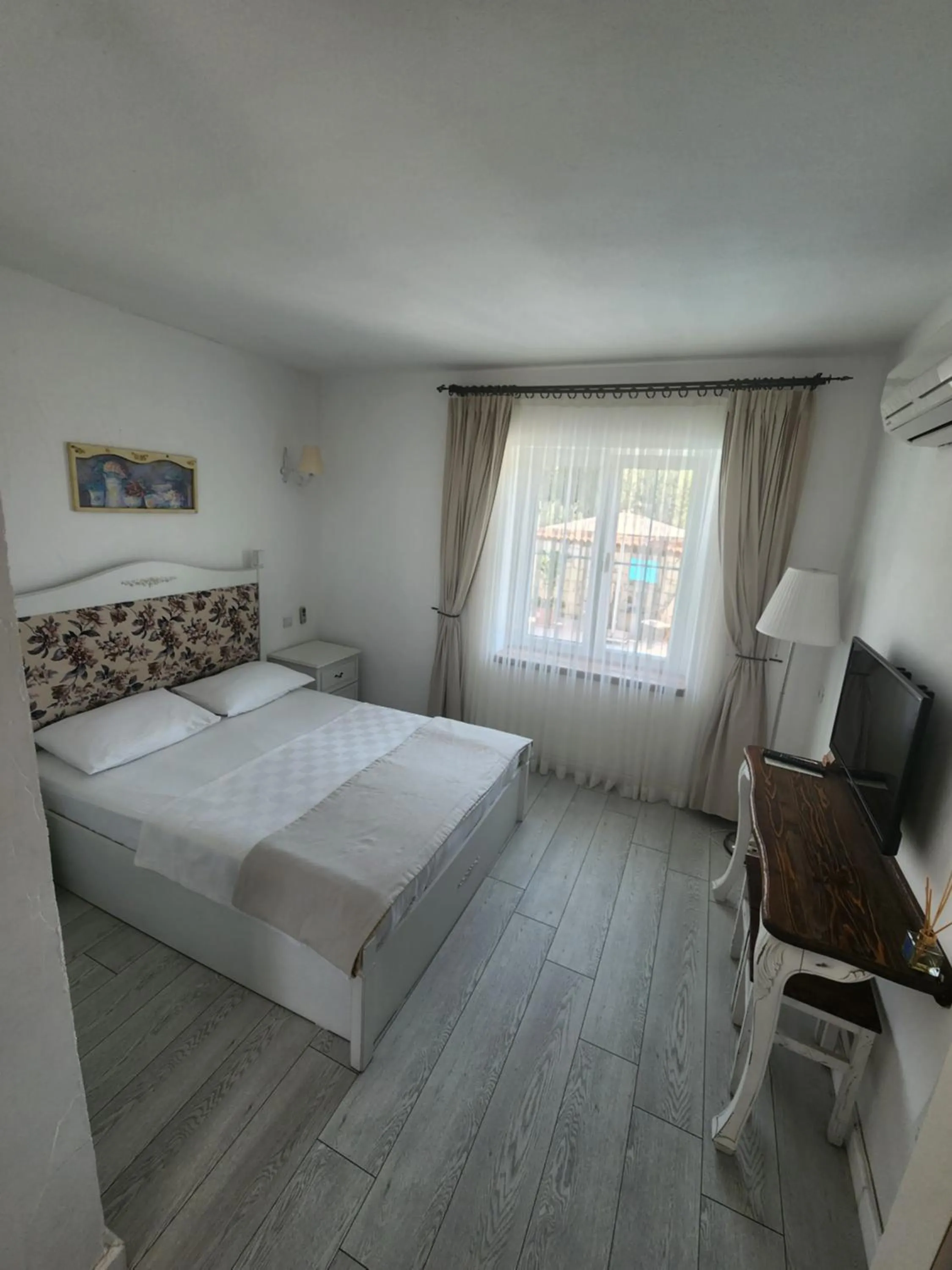 Communal lounge/ TV room, Bed in Tarcin Alacati Hotel