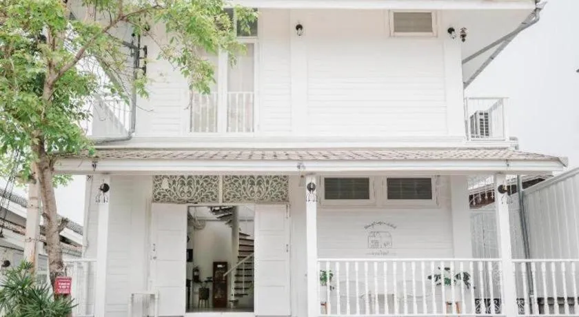 Khemjit cafe' and bed