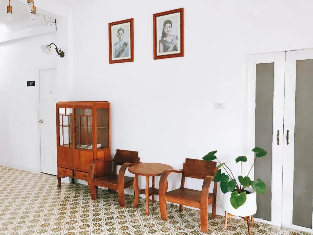 Khemjit cafe' and bed