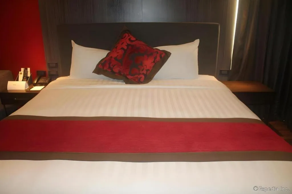 Bed in F1 Hotel Manila