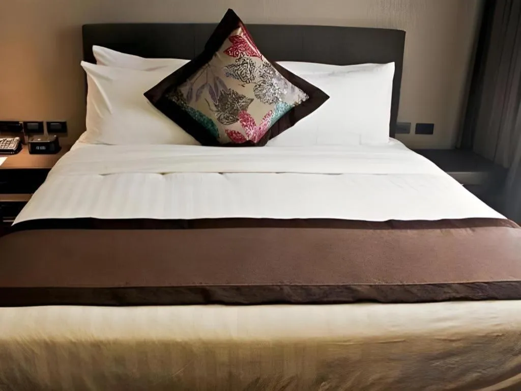 Bed in F1 Hotel Manila