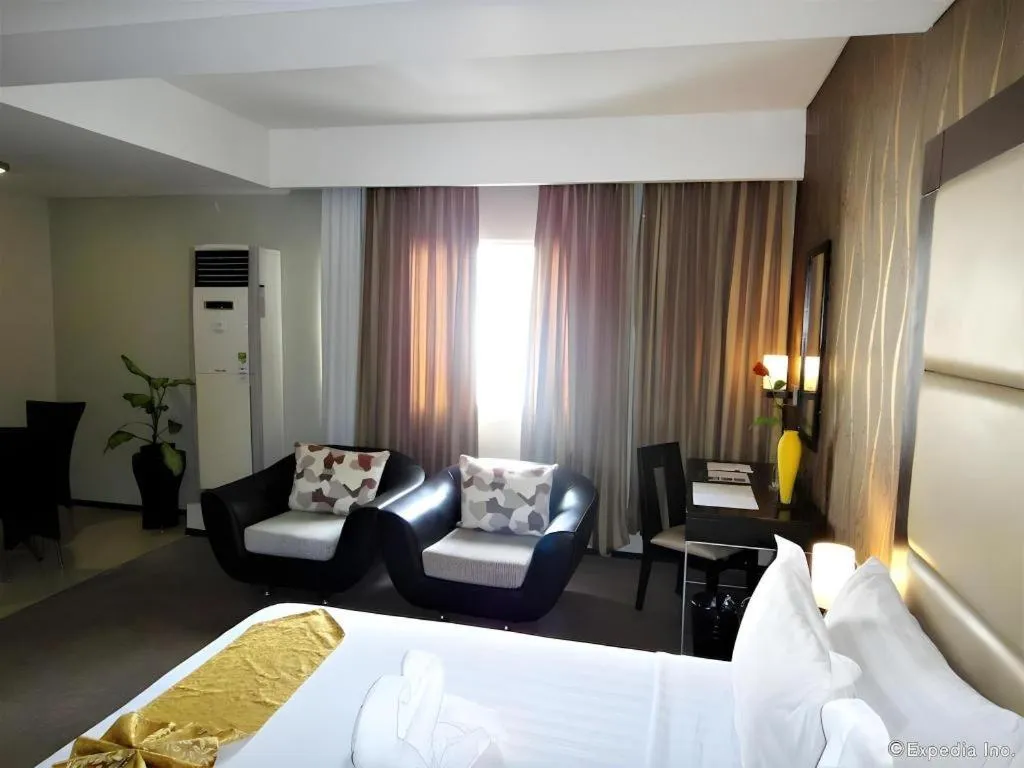 Bed in Mallberry Suites Business Hotel