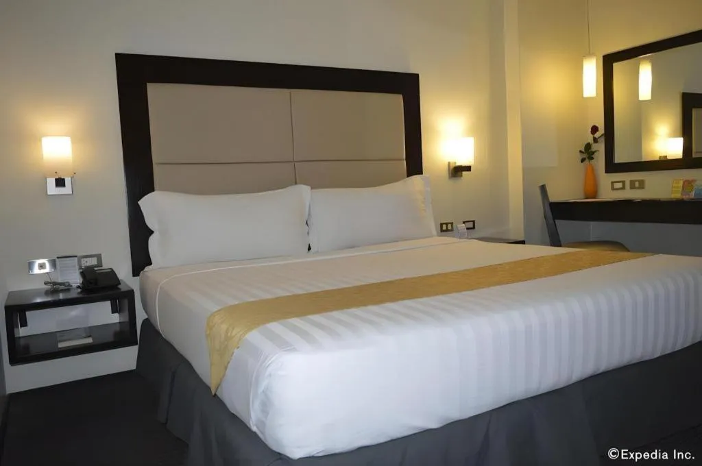 Bed in Mallberry Suites Business Hotel