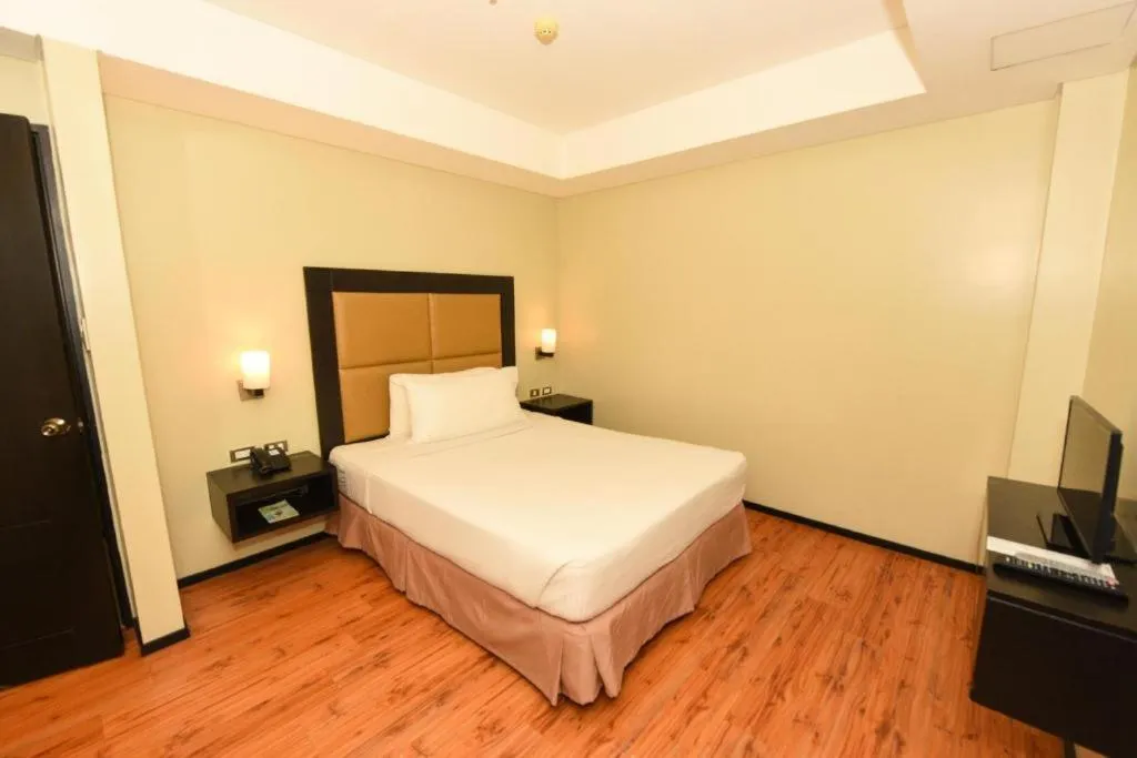 Bed in Mallberry Suites Business Hotel
