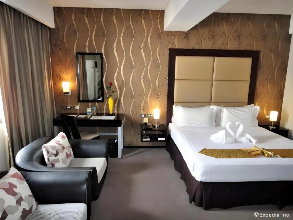 Bed in Mallberry Suites Business Hotel